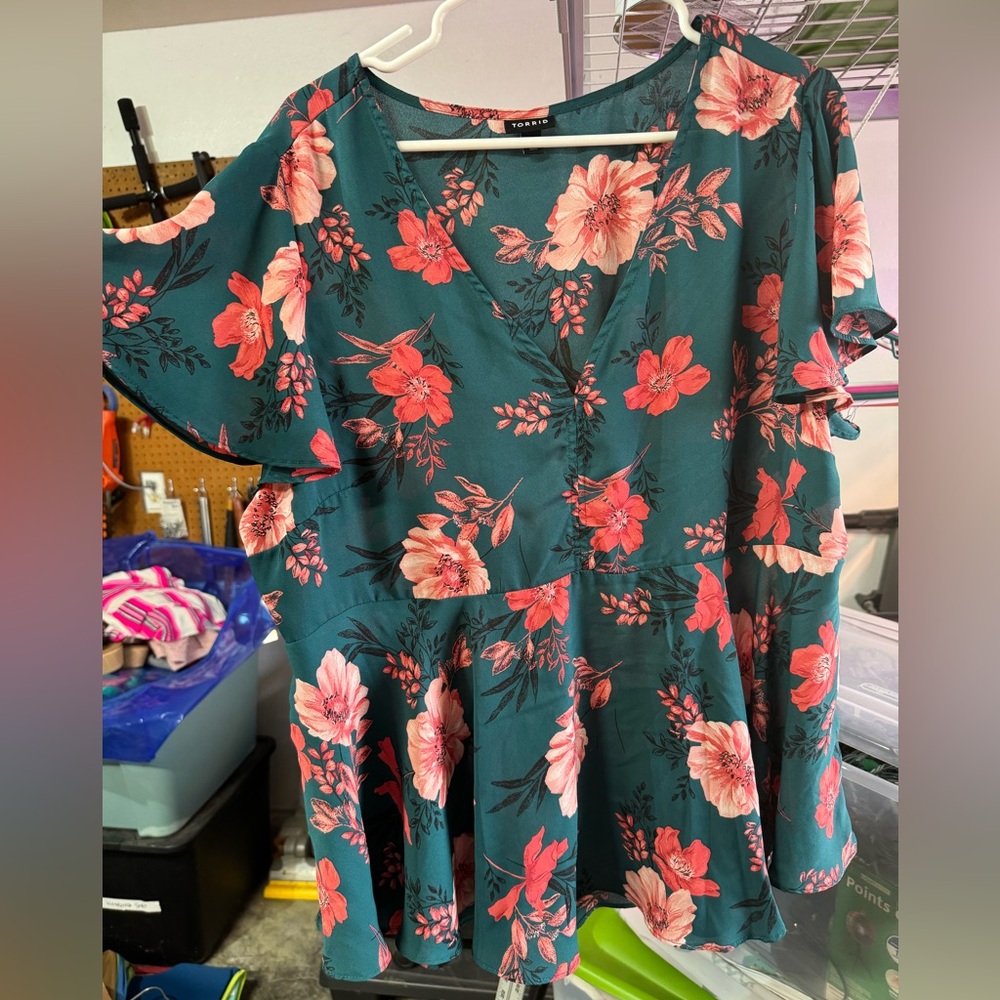 Torrid Georgette flutter sleeve top with flowy bottom, size 2